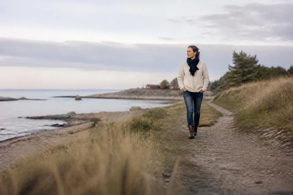 Stig genom strandgräs och tallar längs den skånska kusten