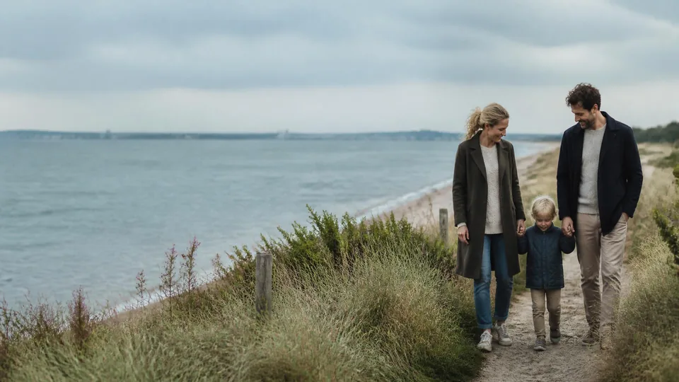 Stilla kustlinje vid Öresund en grå morgon